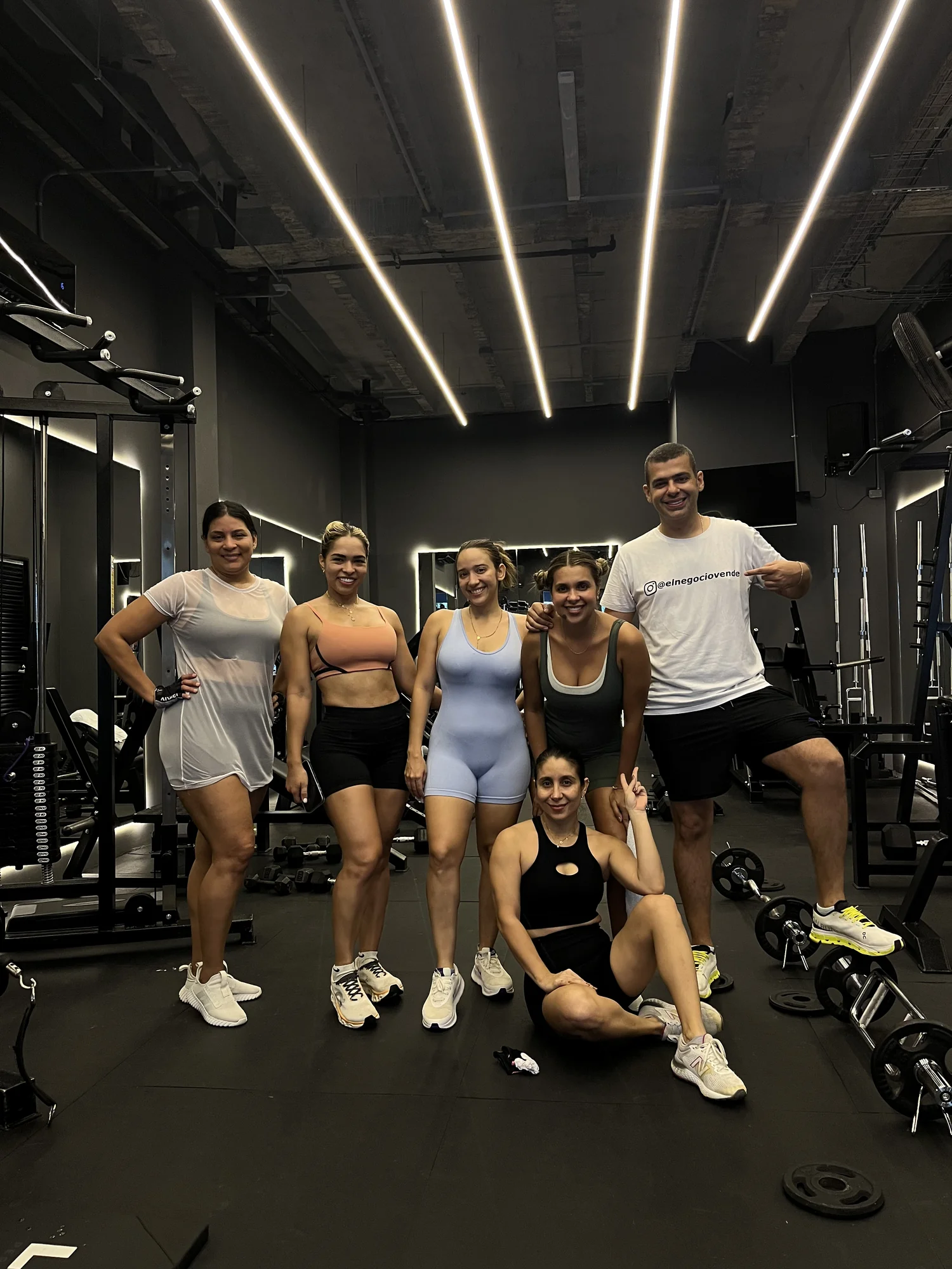 Grupo de clientes de LFC reunido después de entrenar