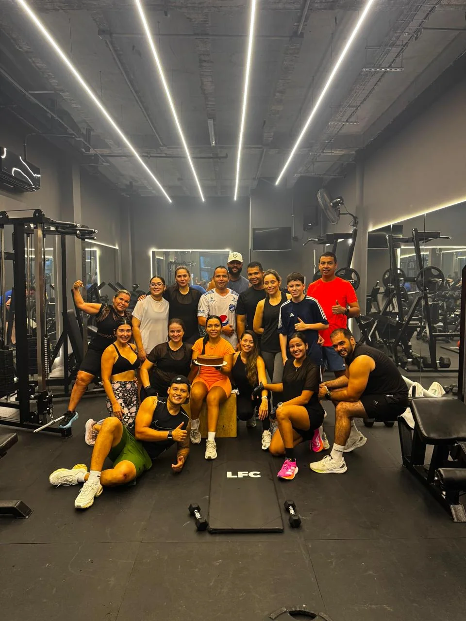 Grupo diverso de clientes de LFC dentro del gimnasio