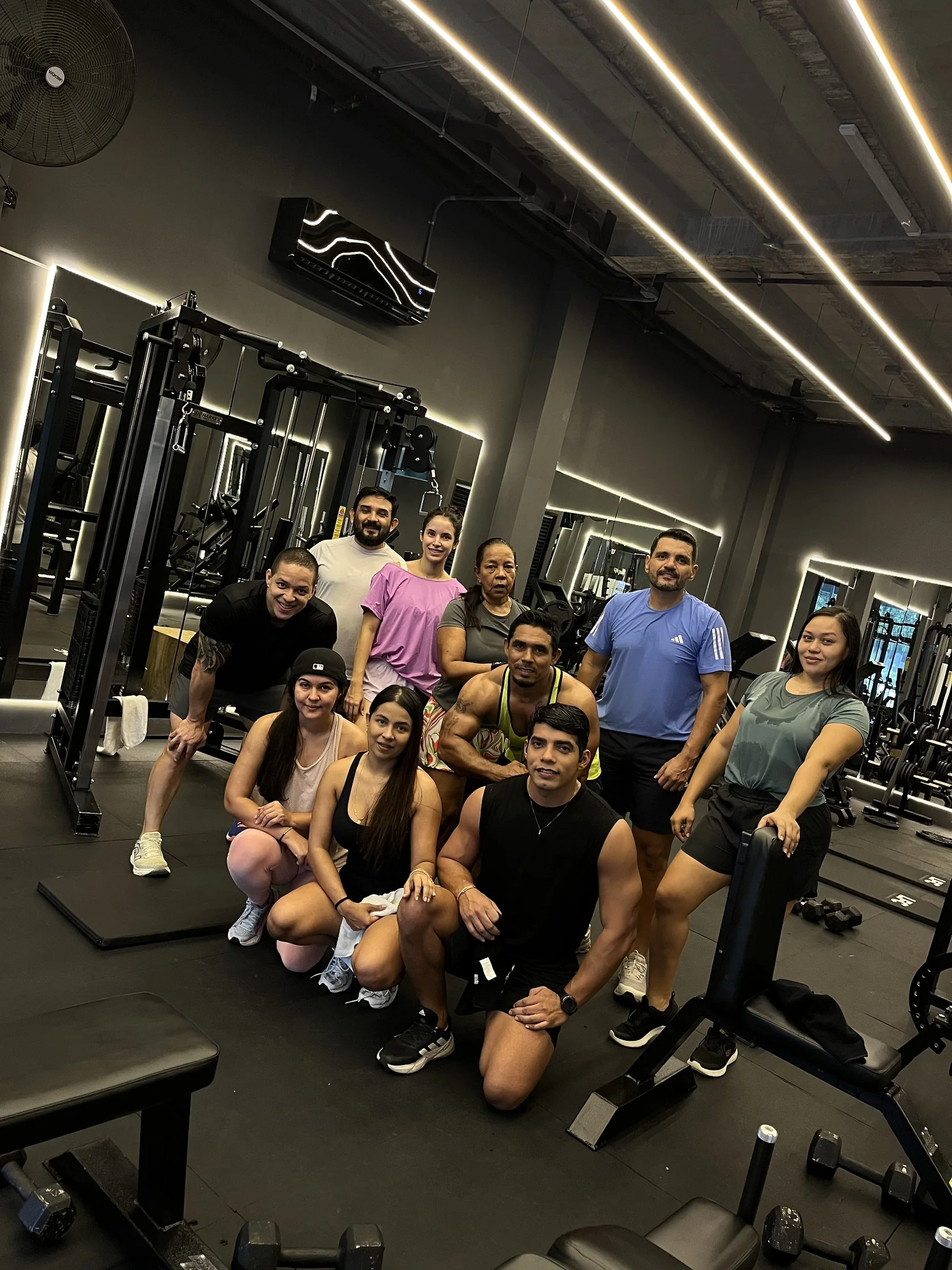 Comunidad de LFC PERFORMANCE reunida dentro del gimnasio